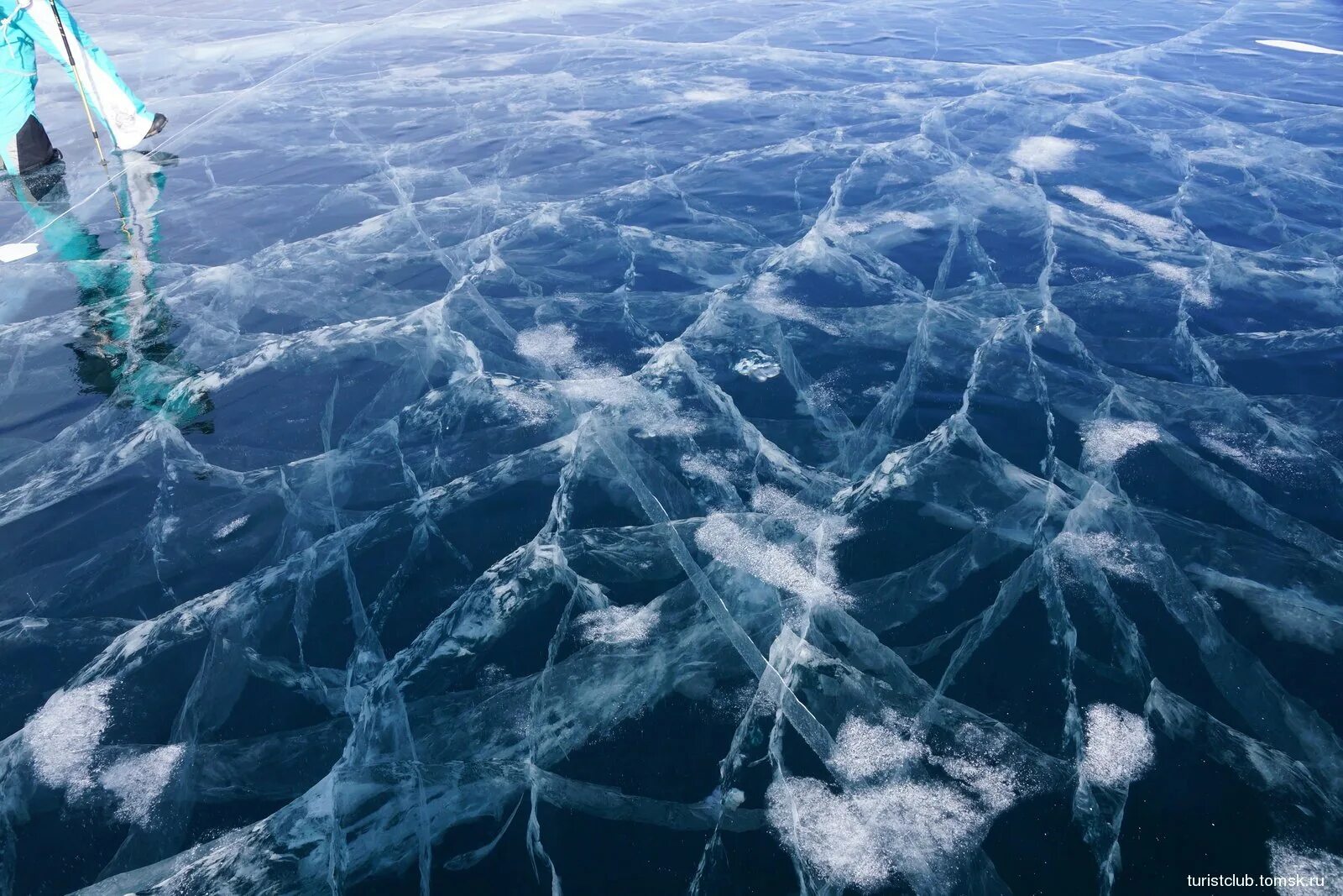Лед Байкала. Прозрачный лед Байкала. Байкал зимой. Замерзшее озеро. Ледовое видео