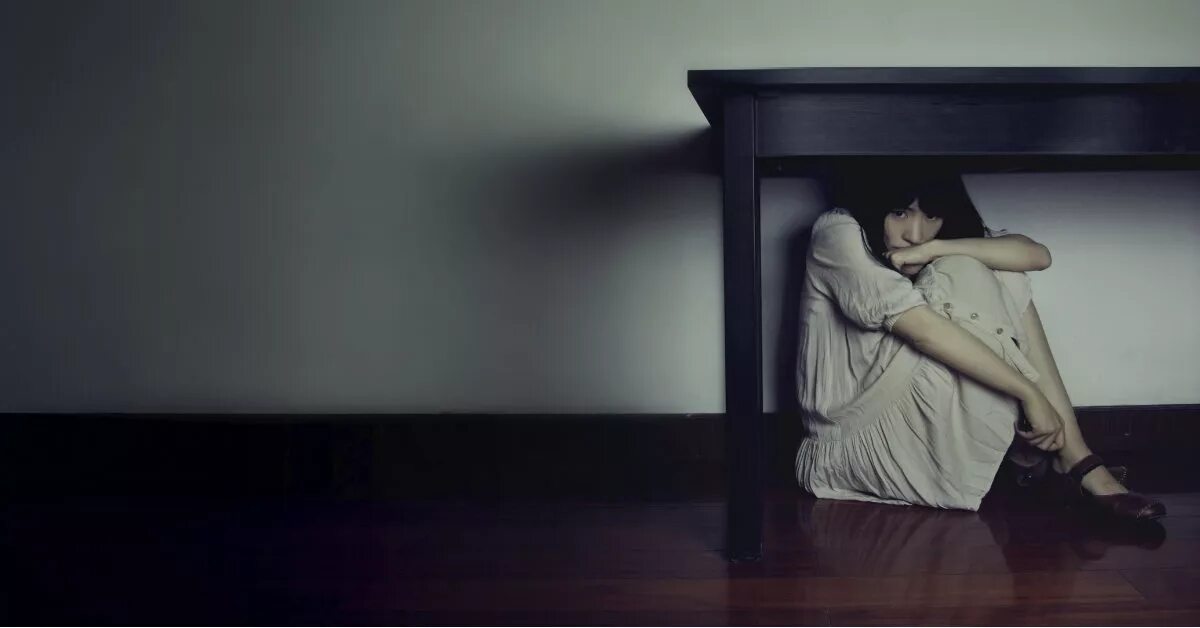 Я так обожаю видеть настоящий страх. Девушка прячется. Человек прячется под столом. Девушка спряталась. Женские страхи.