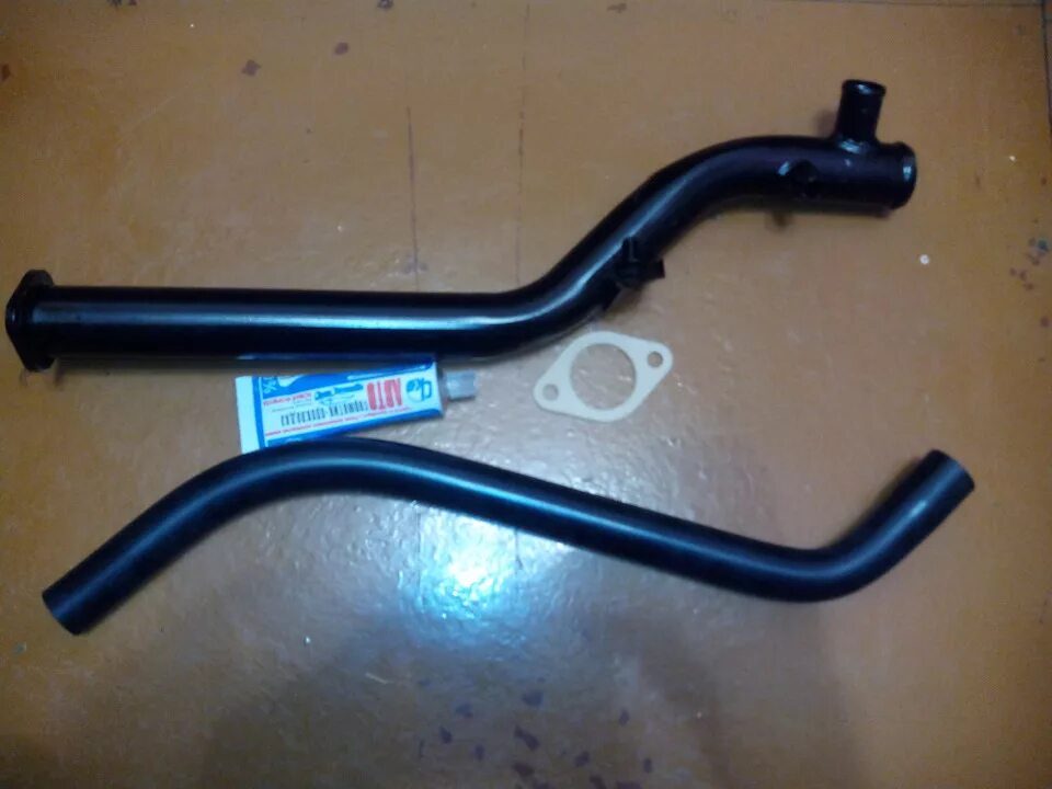 Трубка охлаждающей жидкости ауди 80. Металлический патрубок системы охлаждения. Патрубок газ-3102 радиатора под датчик d 32мм металл резьба. Трубка системы охлаждения ваз 2109. Трубка помпы ваз 21082.