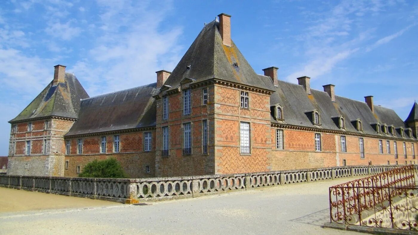 Французский четверо. Шато де Карруж. Замок Карруж. Castle of Carrouges Нормандия. Поместье де Карруж.