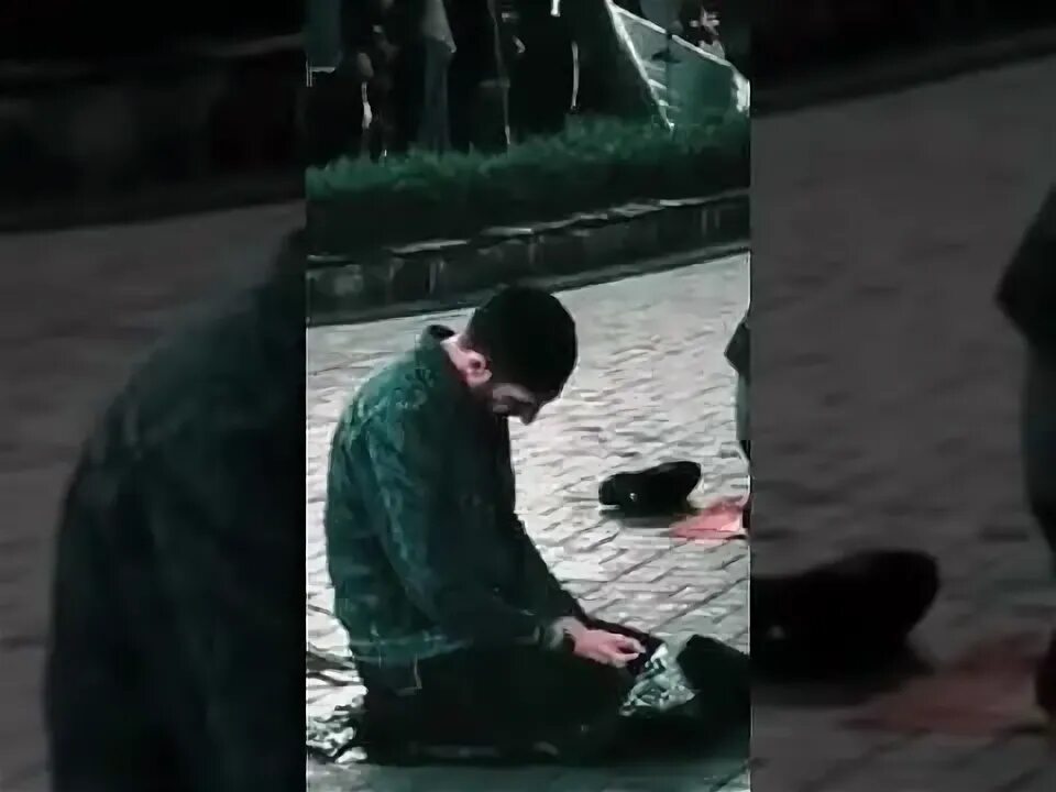 Чеченский намаз. Намаз на чеченском. чеченские боевики намаз. одиночный намаз на улице.