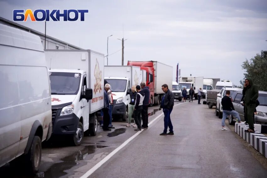 Досмотр на крымском мосту сейчас. Керченская паромная переправа. досмотр транспортного средства на крымском мосту. досмотр на крымском мосту. большие паромы на керченской переправе.