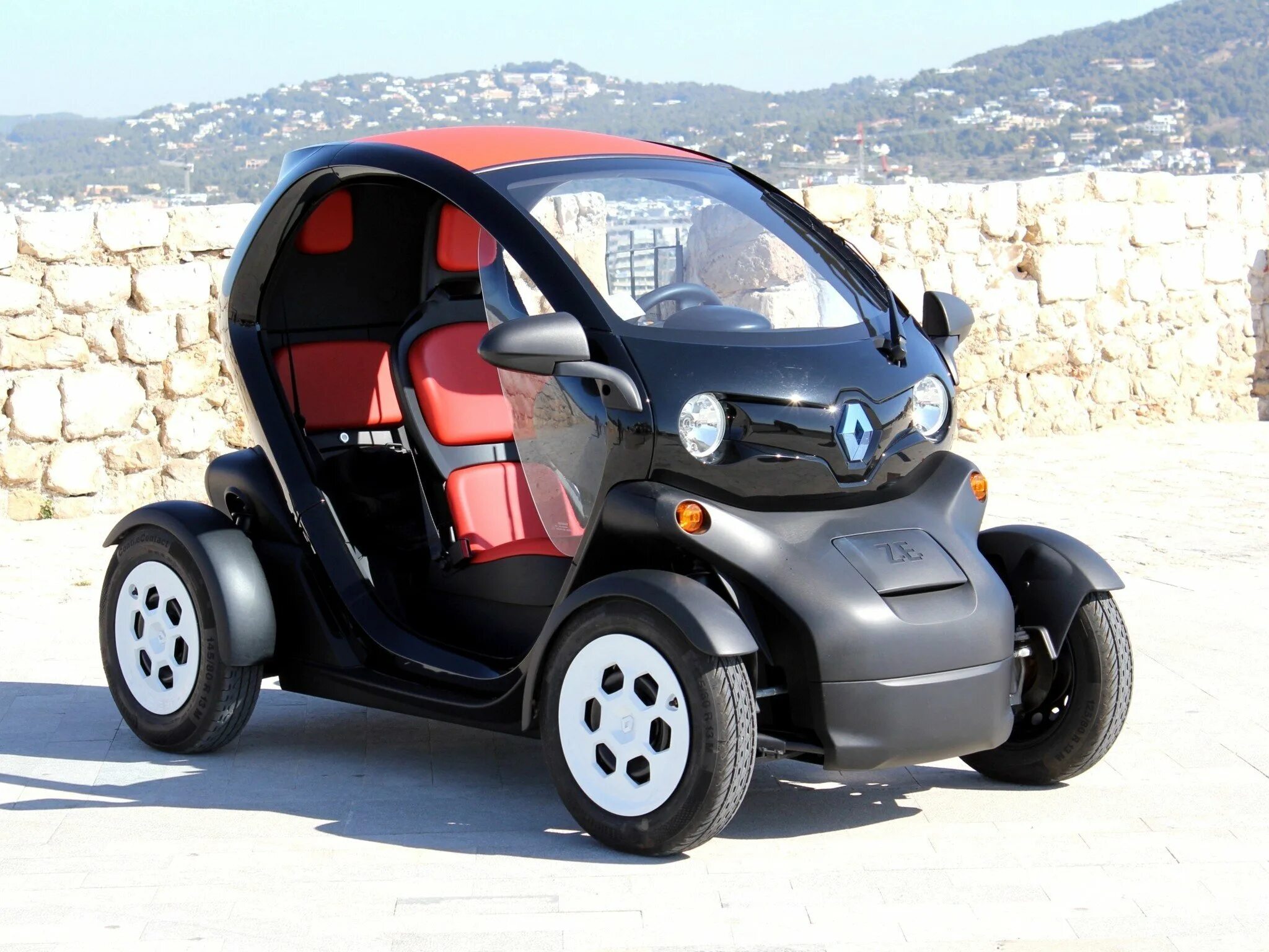 Маленькие машинки бесплатные. Renault электромобиль Twizy. Renault Twizy 2012. Одноместный электромобиль Рено Twizy. Двухместная Рено Твизи.