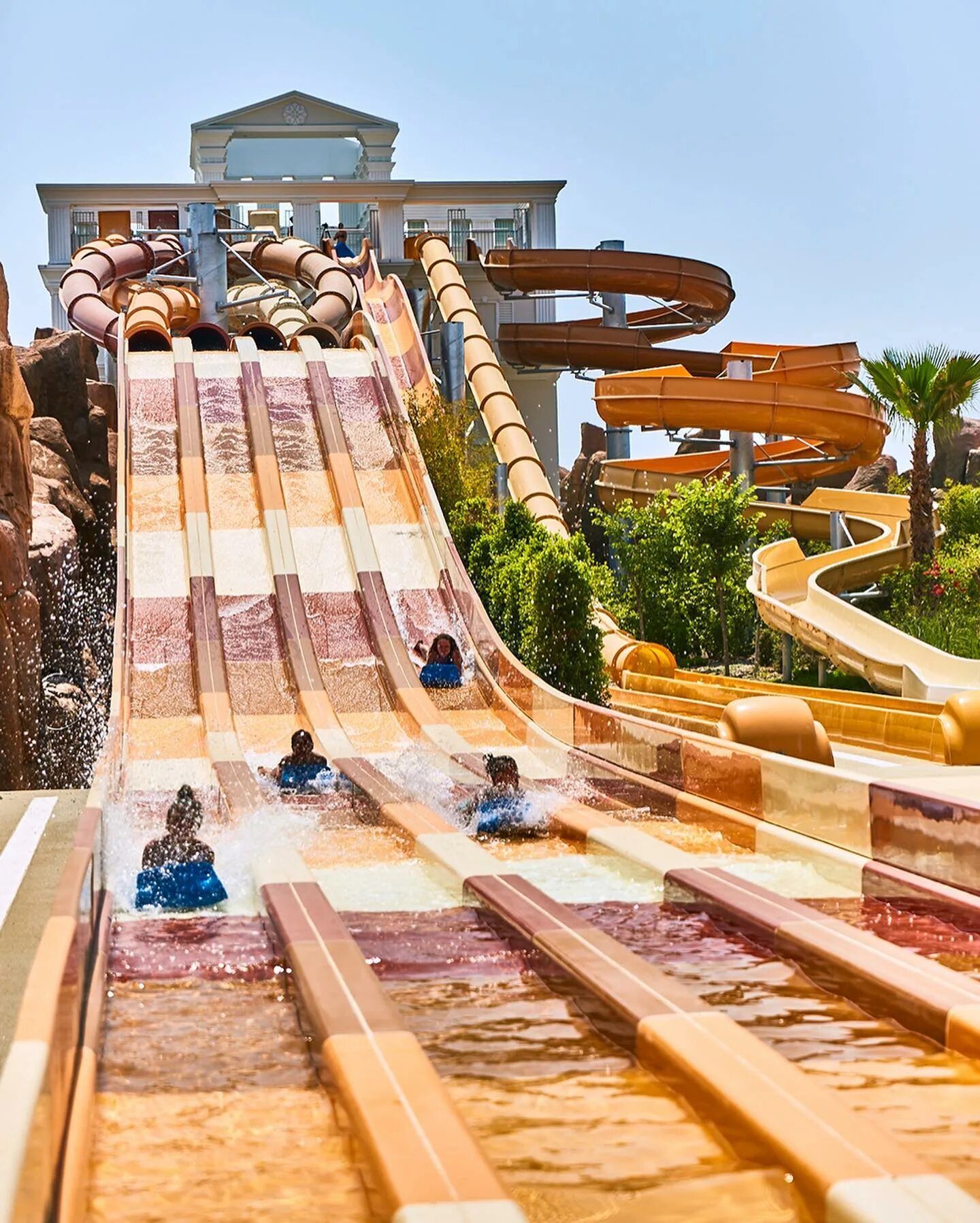 Legends antalya. Аквапарк в Турции Land of Legend. Легенда Турция Белек аквапарк. Аквапарк Турция Анталия the Land of Legends. Парк легенд Турция аквапарк.