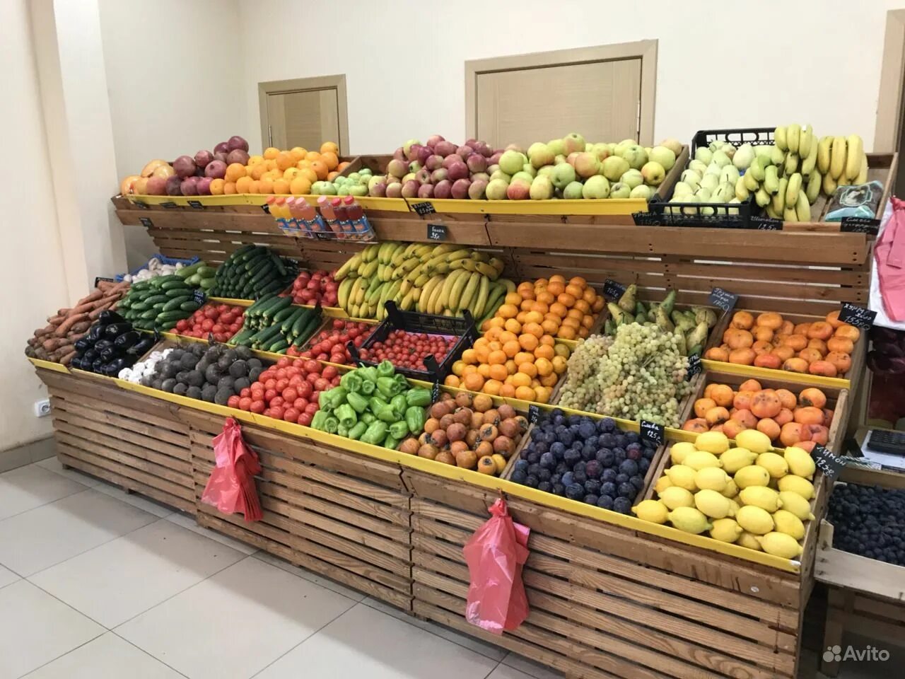 Овощные отделы с овощными горками. Отдел овощи фрукты. Помещение под продажу овощей и фруктов. Продавец в павильон на овощи фрукты. Помещение под продажу овощей и фруктов.