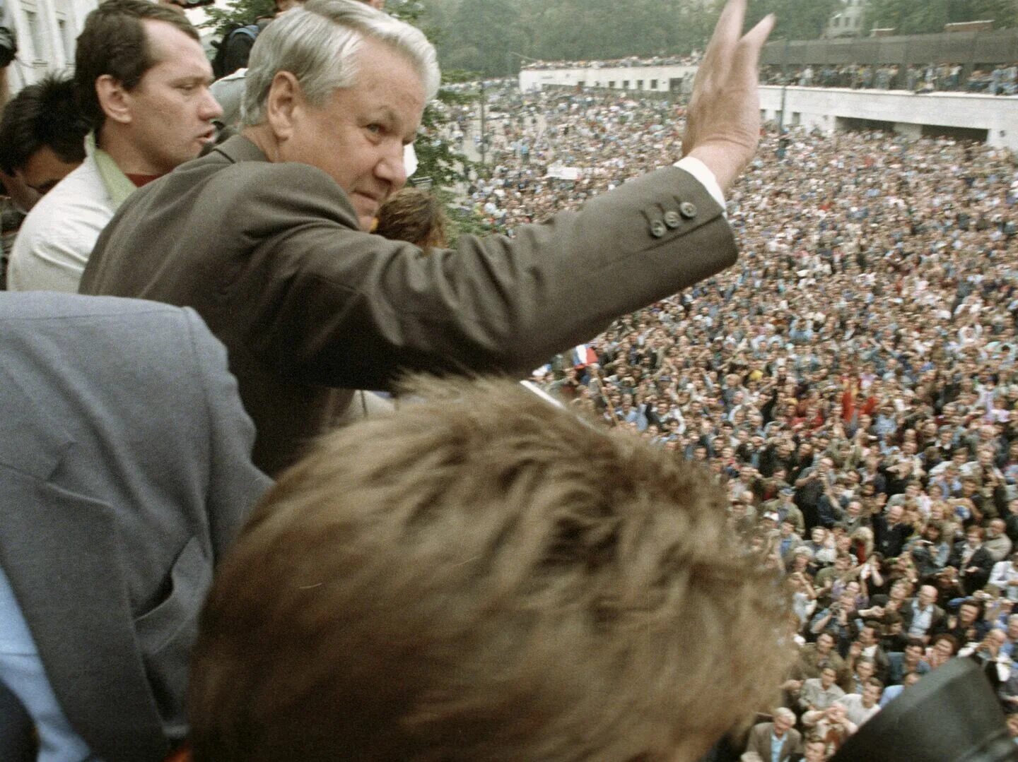 Ельцин перестройка. Ельцин на броневике 1991. Ельцин 1991 ГКЧП. Августовский путч 1991 Ельцин. СССР 1991 августовский путч Ельцин.