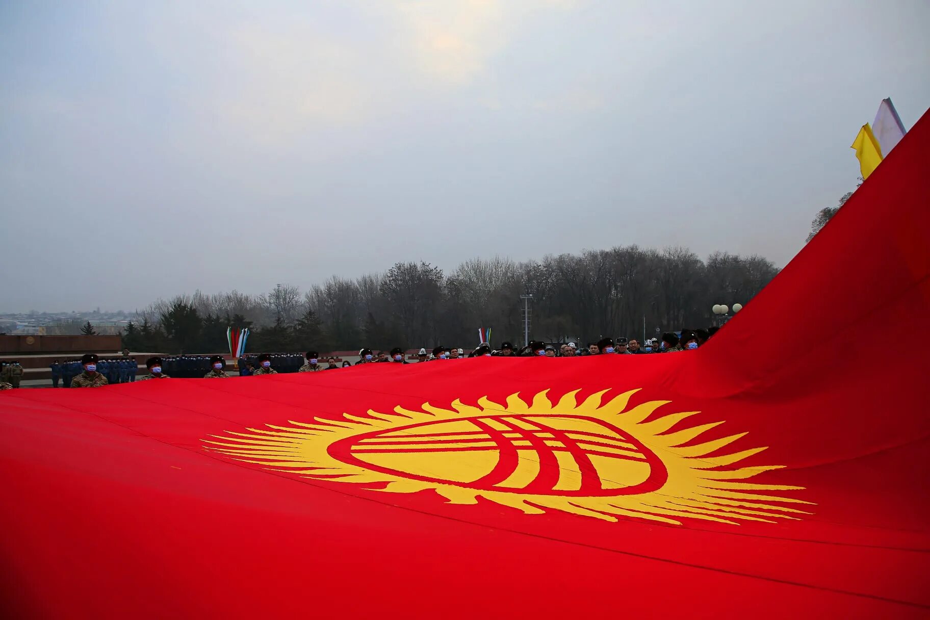 киргизистандин желеги. красивый флаг кыргызстана. флагшток кыргызстана. флаг кыргызстана. желек кыргызстана фото.