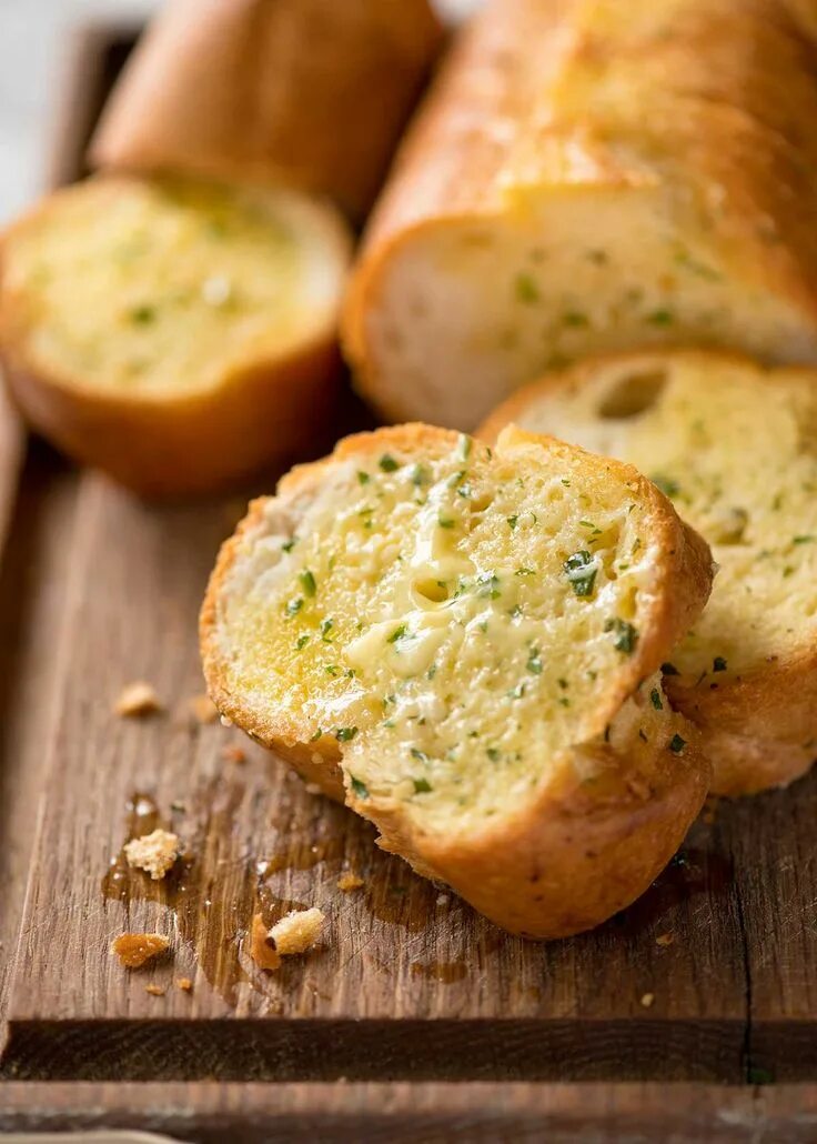 Гарлик Брэд. Хлеб Гарлик. Чесночный хлеб (garlic Bread). Хлеб с чесноком и зеленью.