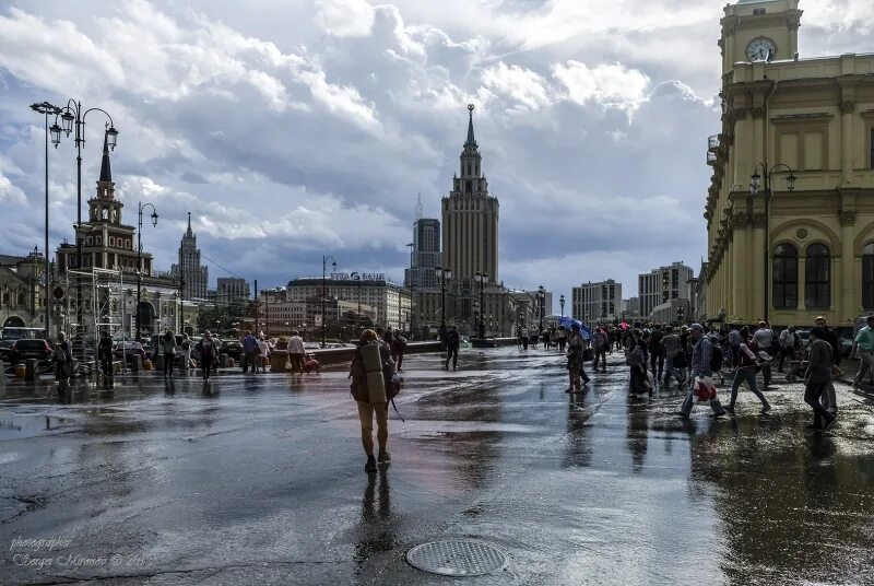 Rain area. Дождливая Москва. Москва пасмурно. Кремль дождь. Дождливая площадь.