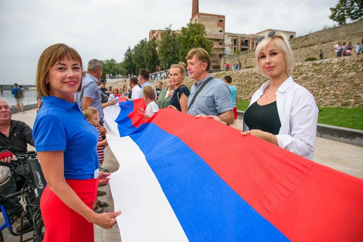 День псковского флага. День флага Псков 2022. Псков российский флаг флешмоб. День российского флага в 2022 в Пскове. Флажок Единая Россия.