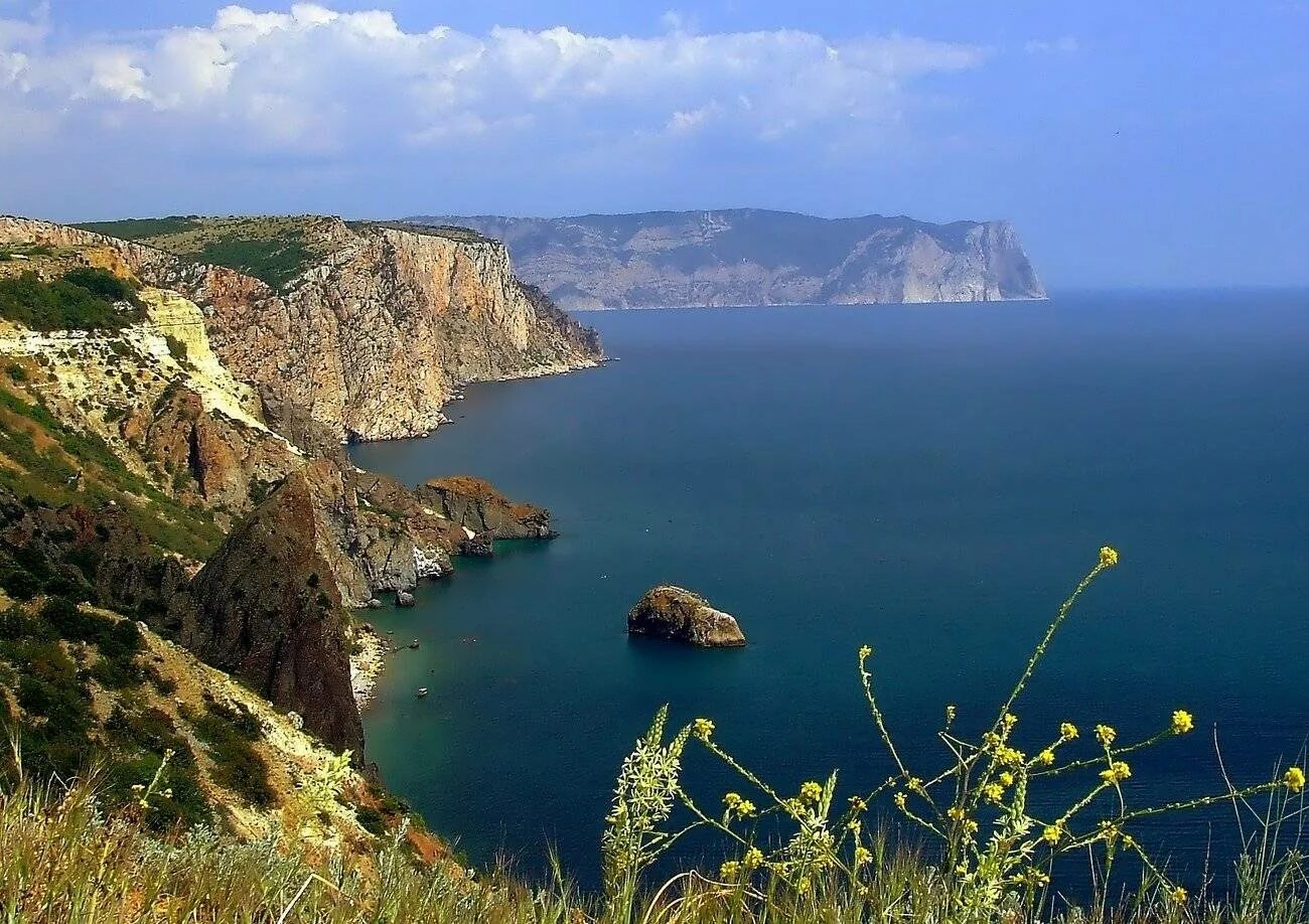 Севастополь памятник лето. Севастополь область край. Мыс виноградный севастополь. Севастополь область край. Мыс фиолент грот дианы.