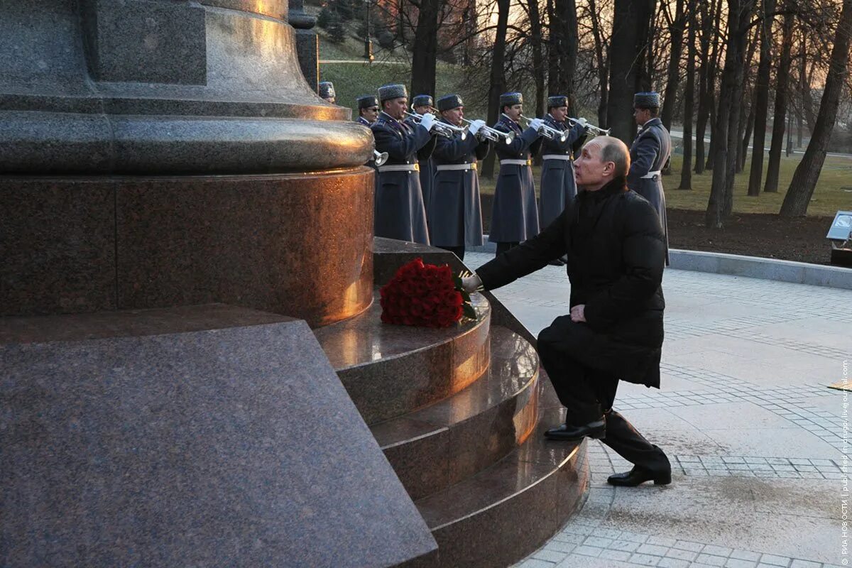 Лайфжурнал. Возложение цветов на могилу. На коленях перед памятником.