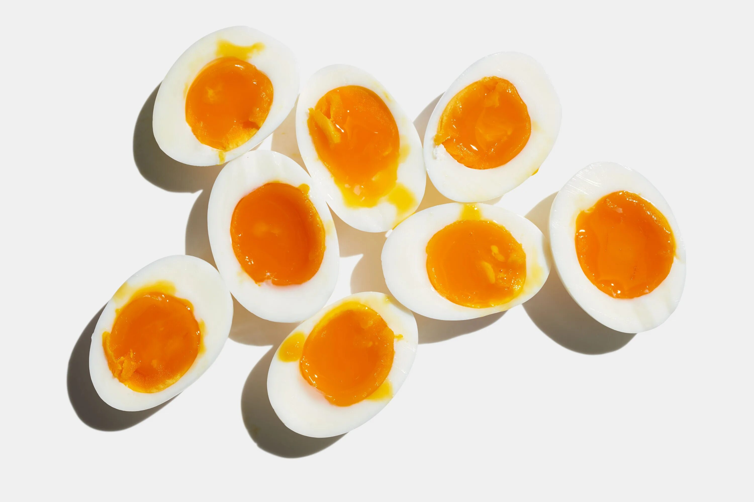 Сколько нужно варить яйца чтобы были всмятку. Яйцо куриное всмятку. Яйцо вареное всмятку. Soft boiled Egg группа. Яйца сваренные вкрутую.