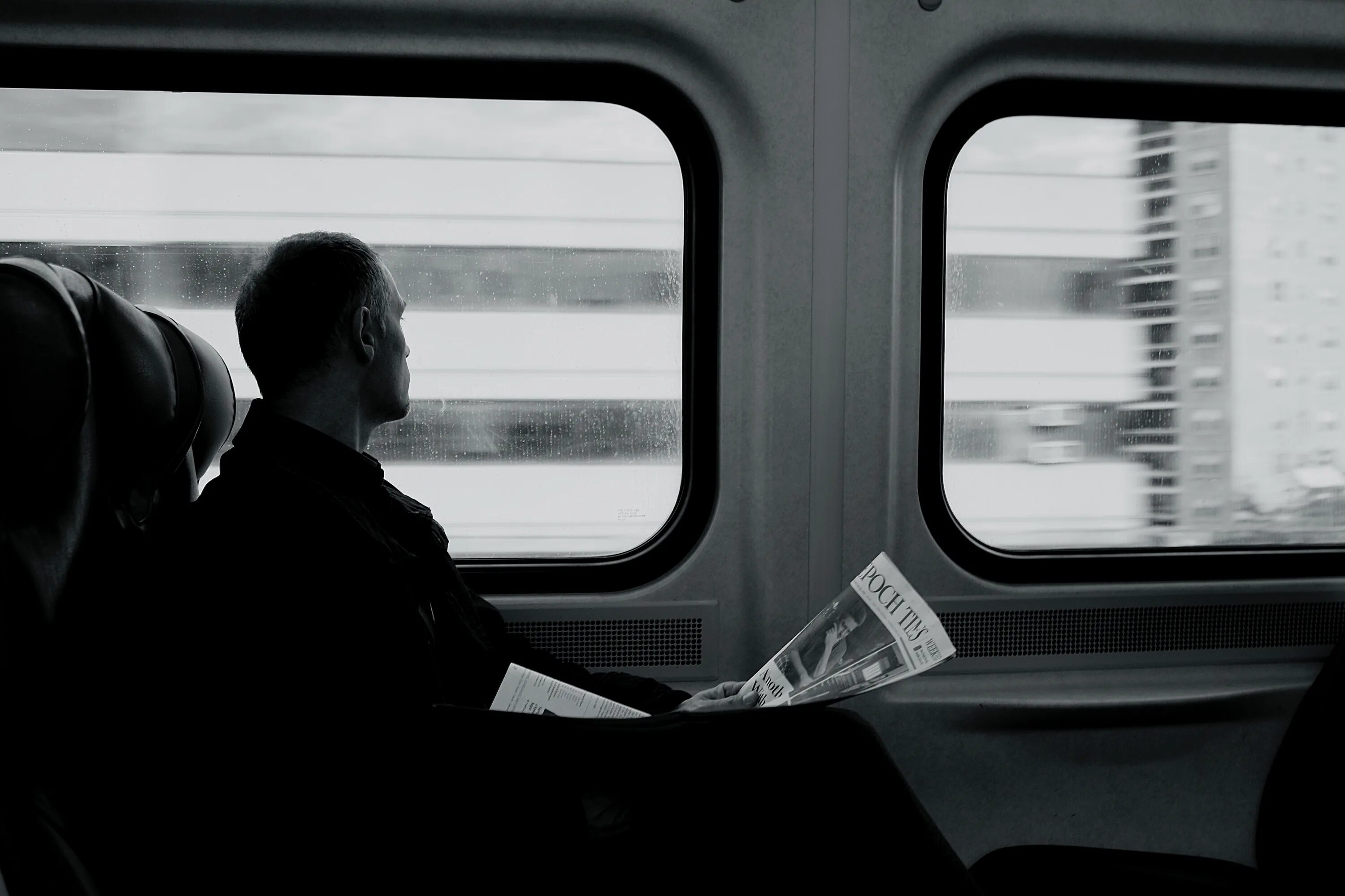 Поезд устал. Мужчина в поезде у окна. Люди в поезде. Человек в окне поезда. Смотрит в окно поезда.