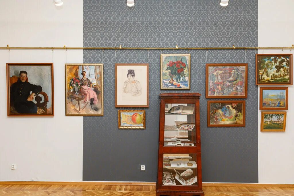 Музей коллекционеров в петергофе. Петергоф музей с коллекцией. Петергоф. Экспозиция «музей коллекционеров». Музей антиквариата.