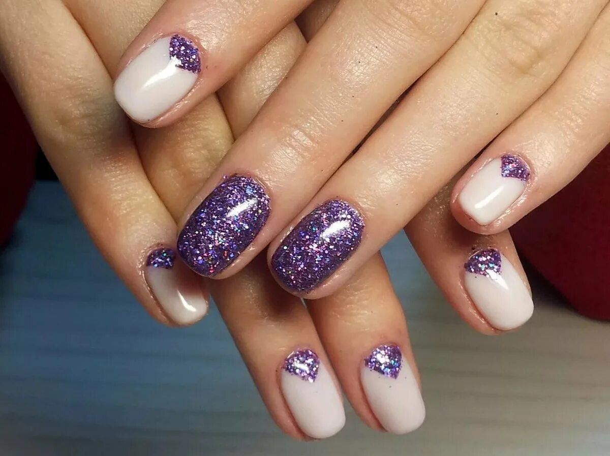 маникюр со снежинками. маникюр дизайн. гель лак дизайн ногтей на короткие зима. гель лак дизайн ногтей на короткие зима. прозрачный маникюр со снежинками.