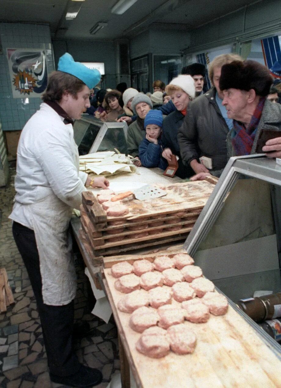 Магазин 1990. Прилавки советских магазинов. Полки магазинов в 90-е годы. Прилавки магазинов в 90-е. Прилавки в 90 годы.