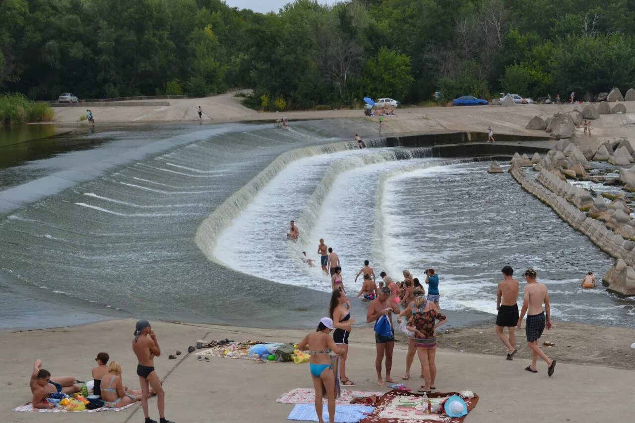 Водопады саратовской. Балаково водопады на Иргизе. Переливная плотина Иргиз. Большой Иргиз Саратовская область водопад. Река Иргиз Балаково.