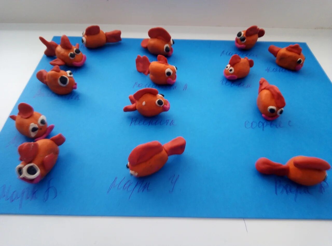 лепка золотая рыбка в средней группе пластилинография. лепка рыбка. лепка рыбка в подготовительной группе. рыбка из пластилина. лепка рыбы в младшей группе.