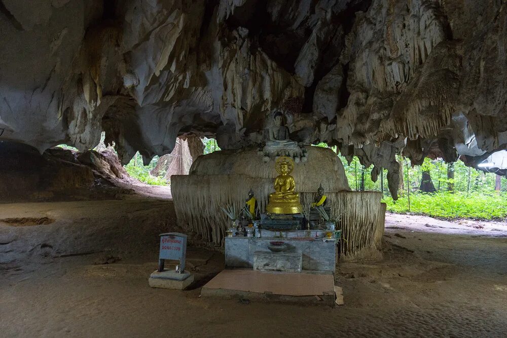 Храмы краби. Храм пещеры тигра в Тайланде. Храм тигра Краби. Пещера тигра Краби. Пещерный монастырь ват Тхам Суа.