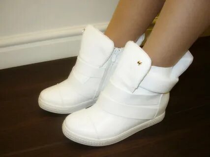 Ботинки на липучках женские