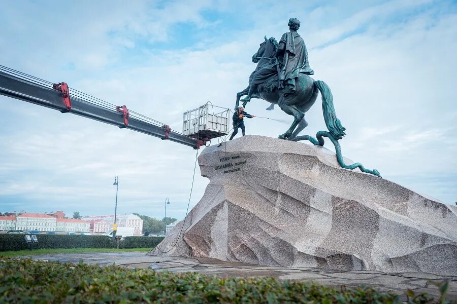 Памятники которые важно сохранить для поколения. Памятник Петру Крутицкому Магнитогорск. Памятник Петру 1 в Красногвардейском районе. Памятник Петру 1 в Таганроге. Памятник посвященный основанию Петербурга.