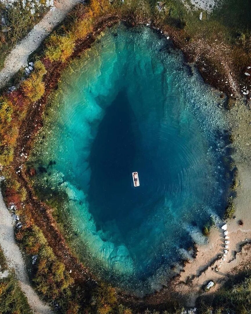 Интересные места в глубоком. Озеро Главашево Хорватия. Озеро глаз дракона Хорватия. Голубая дыра Дахаб карстовая воронка. Юкатан полуостров большая голубая дыра.
