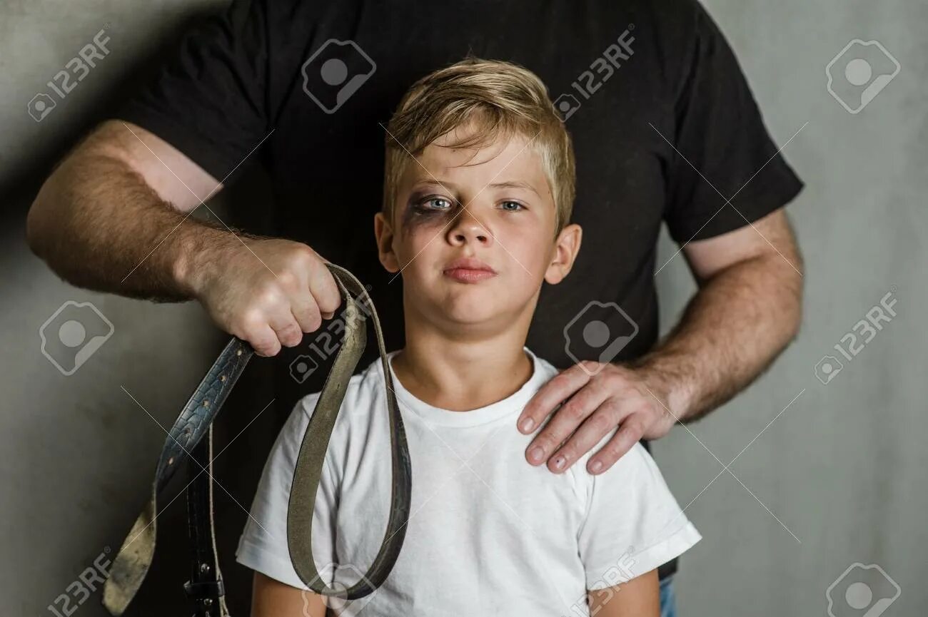 Родители бьют детей ремнём. Как наказать брата. Родителинакакзывают детей. Воспитание ремнем. Ребенок не слушается.