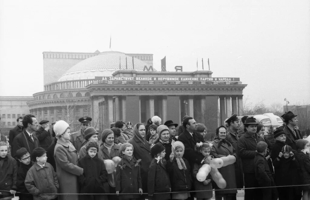 1 мая 1972 года. Площадь Ленина Новосибирск 1970. Площадь Ленина Новосибирск 1941. Новосибирск СССР площадь Ленина. Демонстрация 1 мая СССР Новосибирск.