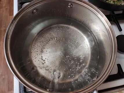 Доведите в кастрюле воду до кипения