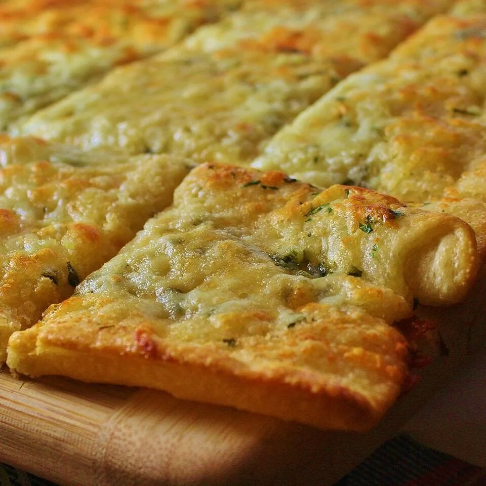 Сырная пицца на хлебе. Garlic pizza Bread. Пицца на лаваше. Cheese garlic.