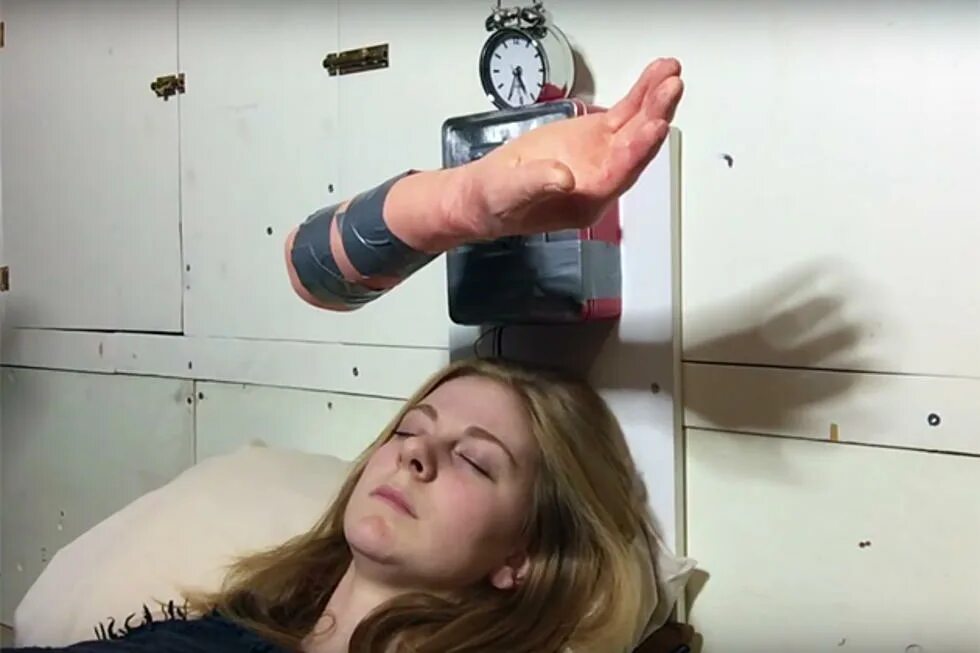 Сон бить по лицу. Будильник который бьет по лицу. будильник бьет по голове. жестокий будильник.