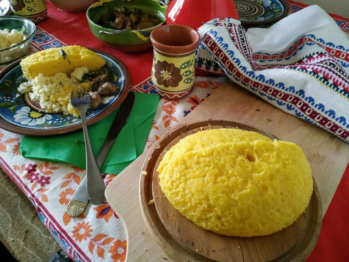 мамалыга. молдавская кухня мамалыга с брынзой. молдавская каша мамалыга. мамалыга национальное блюдо. мамалыга и муждей.