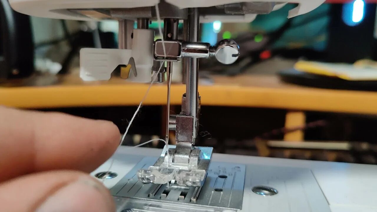 Швейная машинка бразер сл 7. Швейная машина дженом s 54. Comfort 1001. Чайка 134 челнок. Как заправить нить в швейную машину.