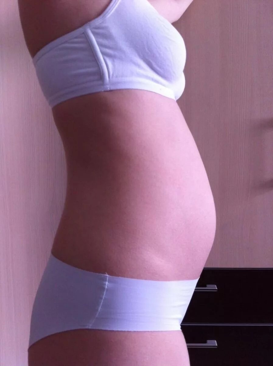 15 акушерских недель. Живот беременной на ранних сроках. 15 Недель беременности. Животик на 15 неделе беременности. Живот на 15 акушерской неделе.