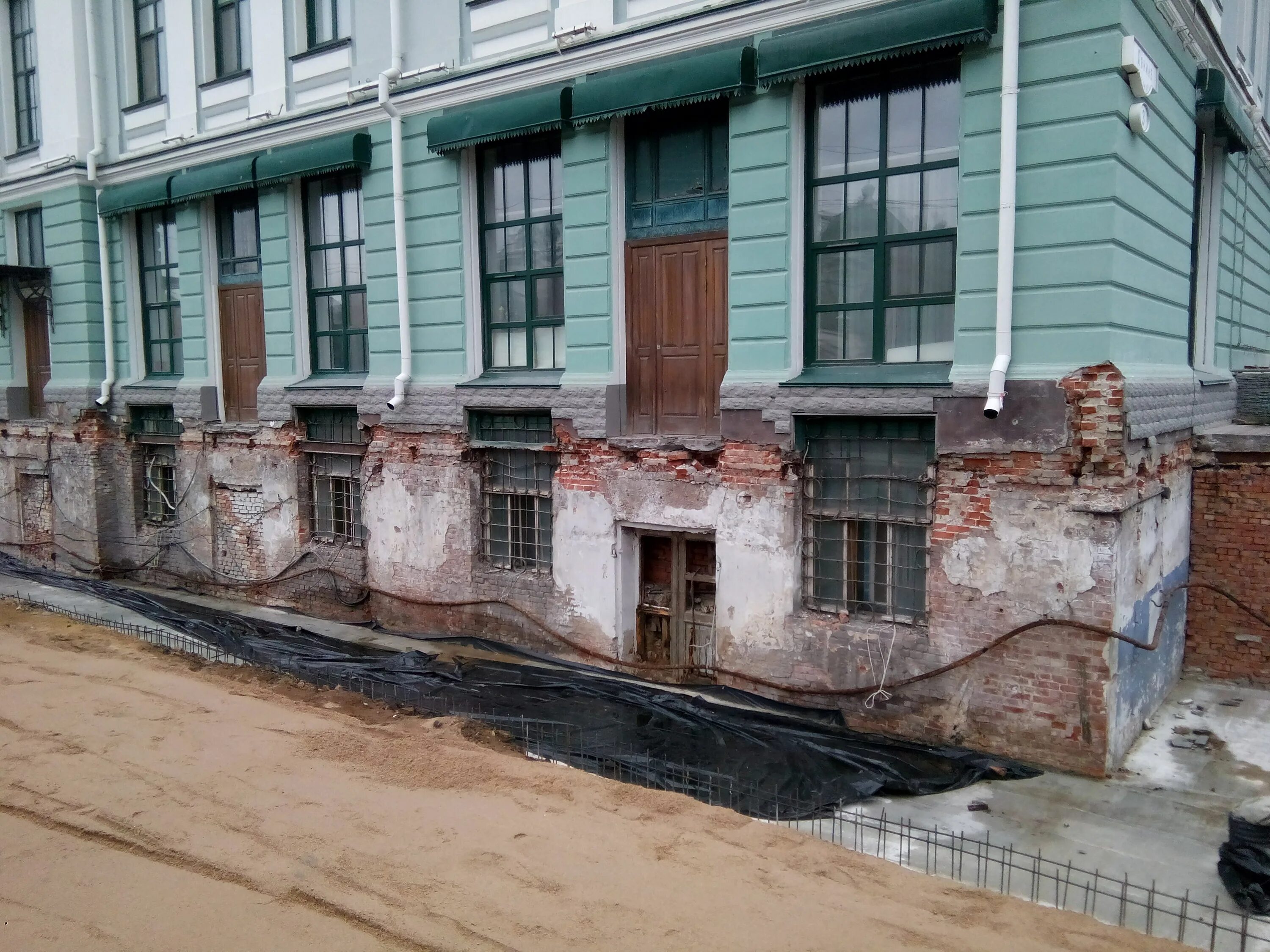 засыпанные этажи санкт-петербург. потоп 19 века закопанные этажи. политехнический музей в москве откопали. закопанные этажи в москве. музей врубеля культурный слой.