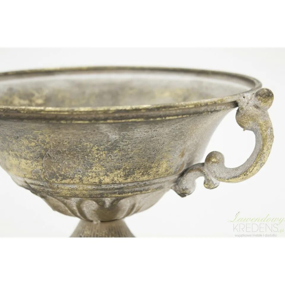 Серебряная посуда древний рим боскореале. Резьба металл. Посуда античности древнего рима. Скифос с изображением триумфа императора тиберия. Металлические изделия ювелирное искусство античность.