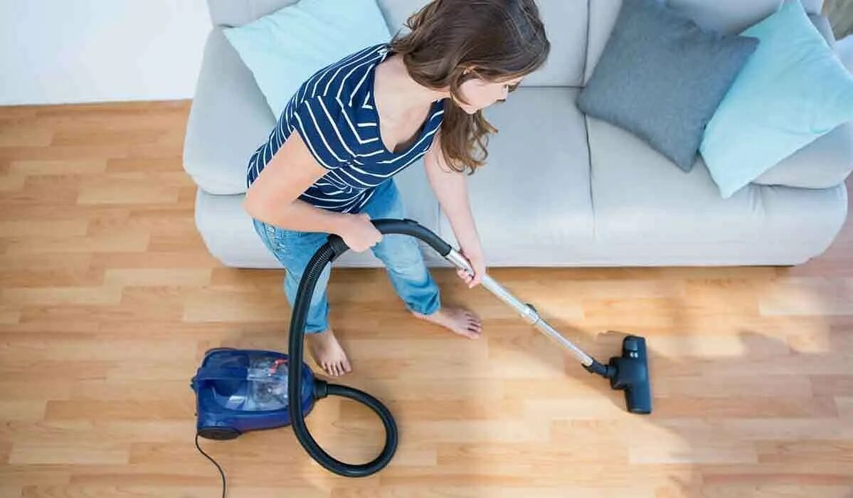 Швабра с тряпкой и ведром. Как часто нужно мыть полы. Влажная уборка помещений. Как часто нужно мыть полы в квартире. Как правильно мыть полы.