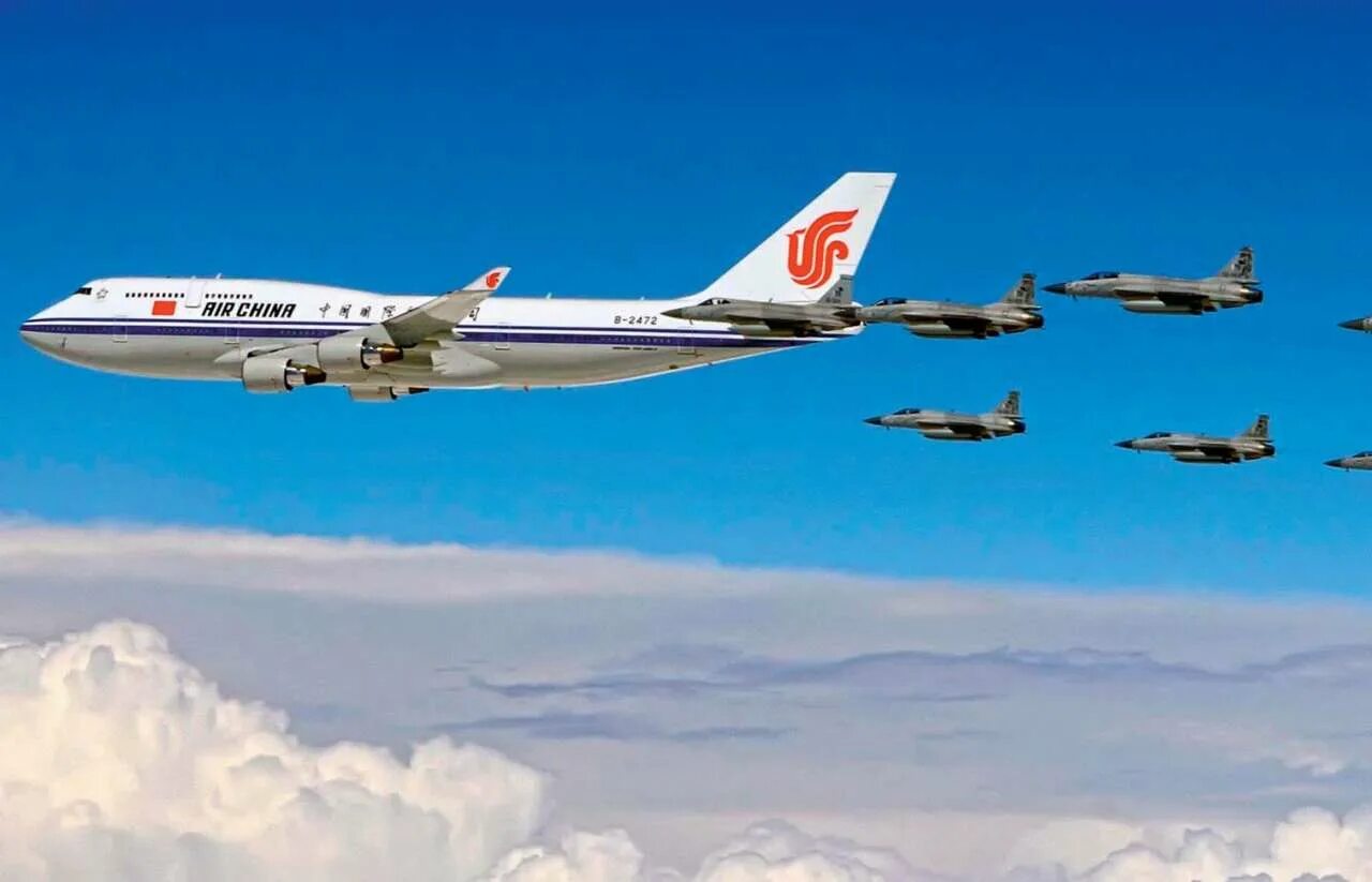 Машина сопровождения самолетов. Самолет аэрофлот. Наземное обслуживание воздушного судна. Машина сопровождения самолетов. Компания аэрофлот.