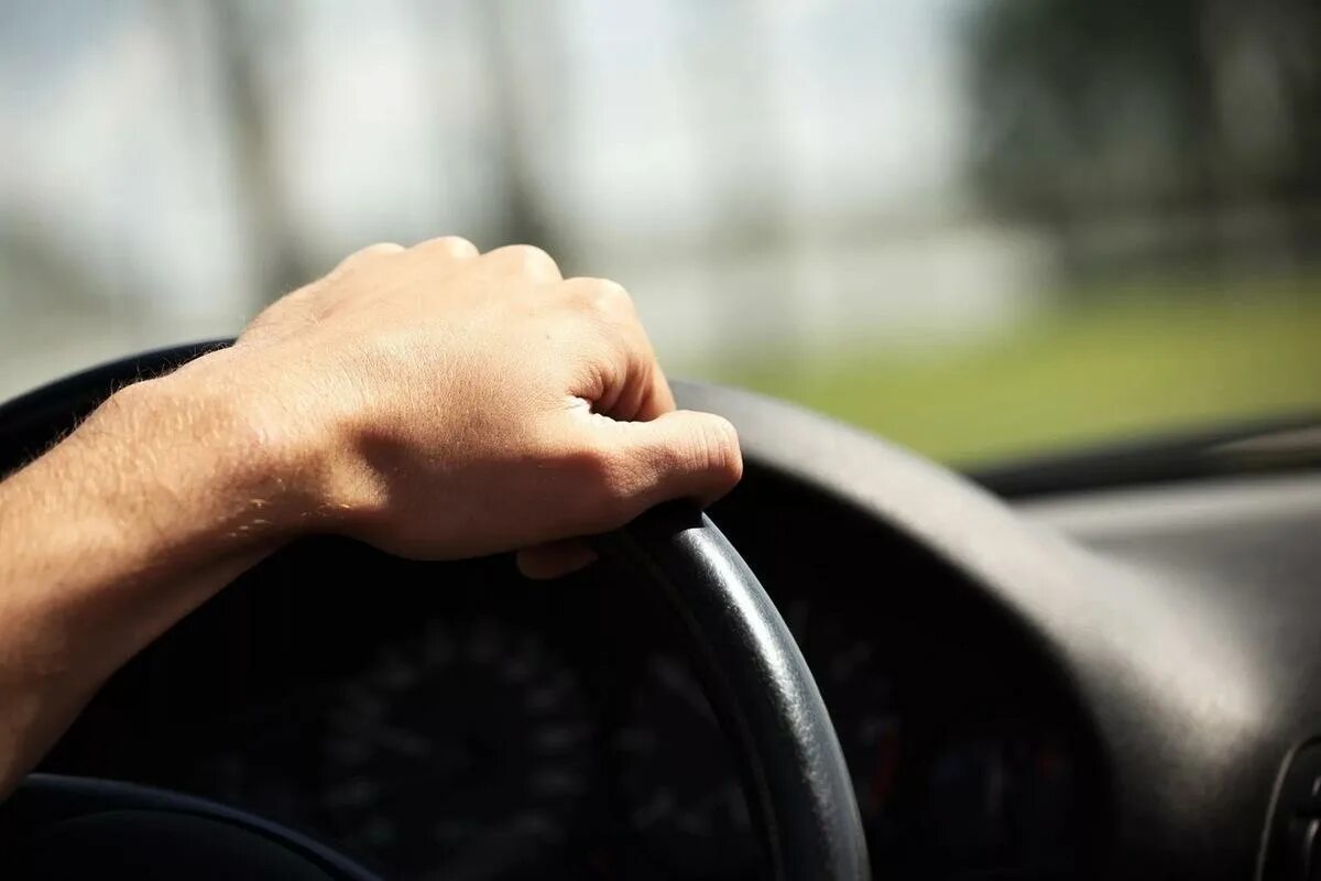 Руки влюбленных в машине. Руки кар. Hugging steering wheel. Женские руки на руле. Рука на руле машины.