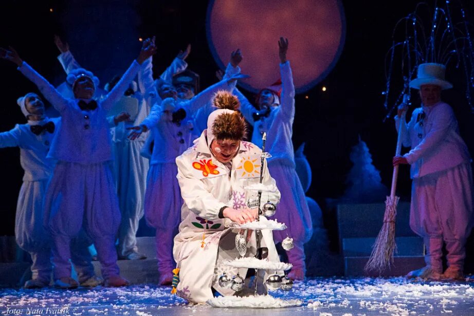 Снегурочка тюз. Театральная постановка снегурочка. Спектакль день рождения снегурочки. Снегурка спектакле. Ярославская снегурочка.