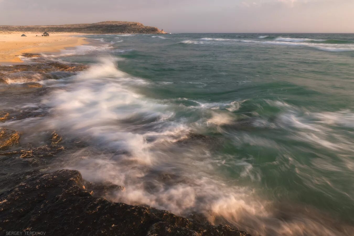 Прибой дагестан. Каспийское море шторм. Каспийское море голубая бухта. Восточное побережье Каспийского моря. Береговая линия Каспийского моря.