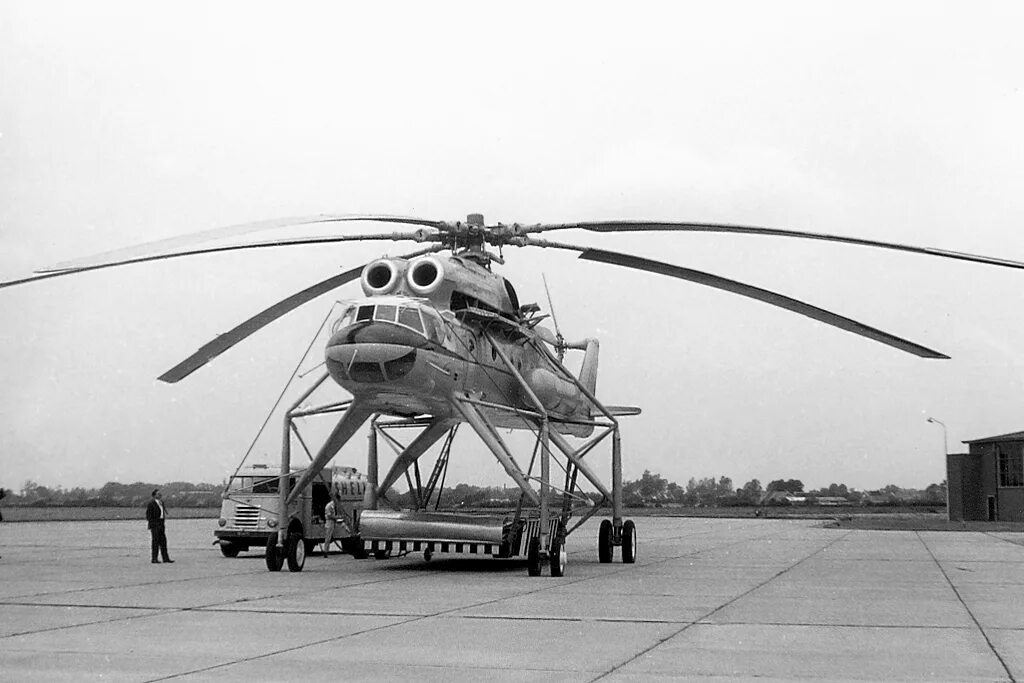 Ми 6 и ми 10. Ми-10 вертолёт. Грузовой вертолет ми 10. Ми-10 вертолёты СССР. Вертолет кран ми-10.