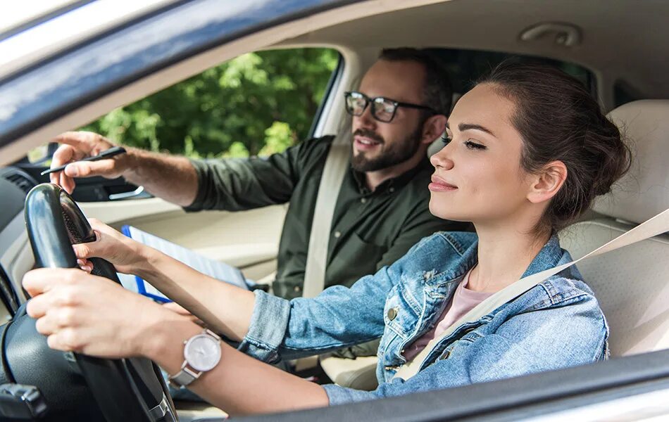 You must to drive. Уроки вождения. Вождение с инструктором. Девушка инструктор по вождению.