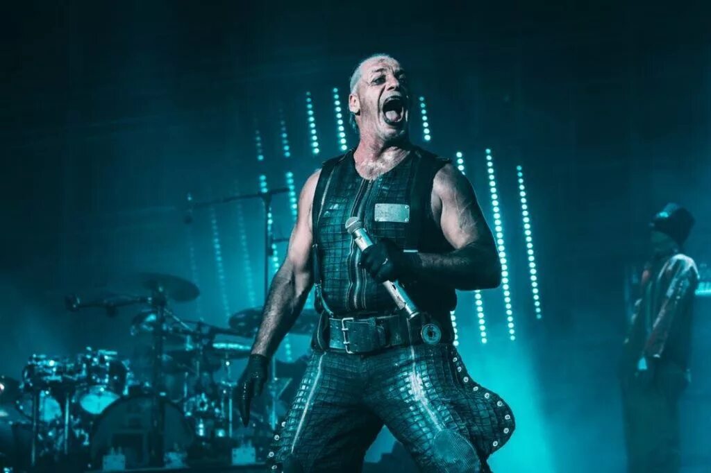 Под rammstein. Тилль линдеманн. группа рамштайн. тилль линдеманн 2018. rammstein concert.