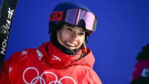 Eileen Gu, la reina de los Juegos de Pekín que se lanza al Surf.