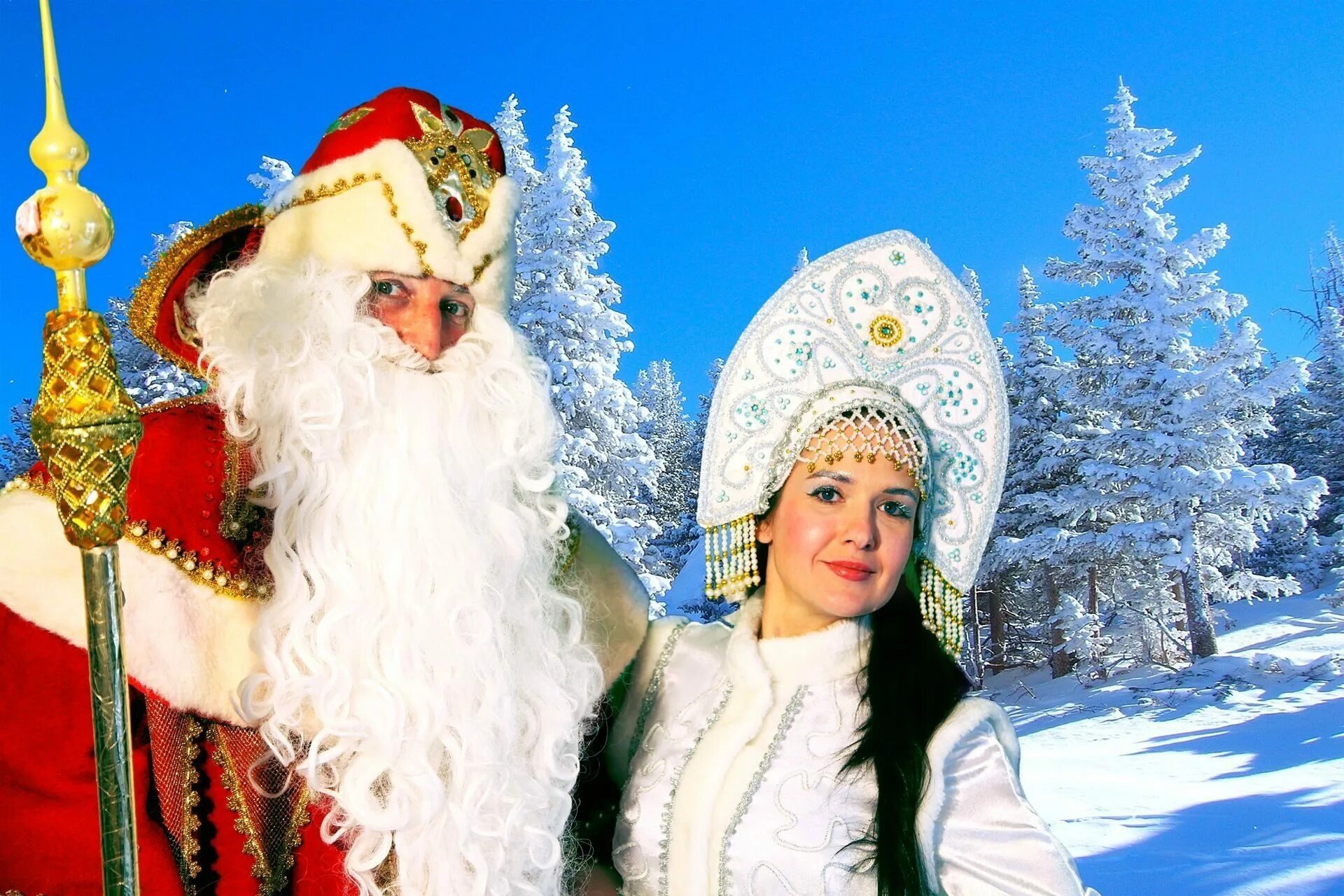 Снегурочка сидит на подарках. Новогодние дед мороз и снегурочка. Дед мороз и снегурочка. Снегурочка трудится. Дед мороз и снегурочка на банкете.
