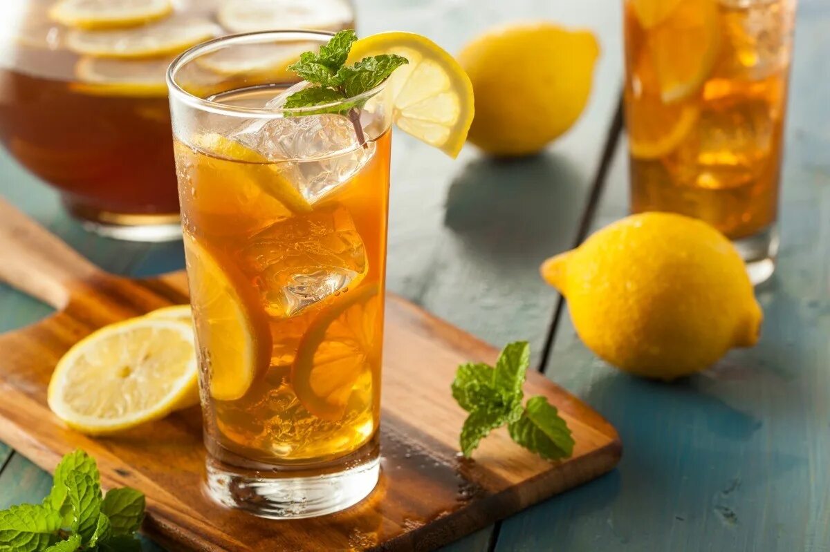 Напиток чай лимон. Лонг Айленд коктейль. Айс Теа холодный чай. Цитрус хайбол коктейль. Айс ти лимонад.