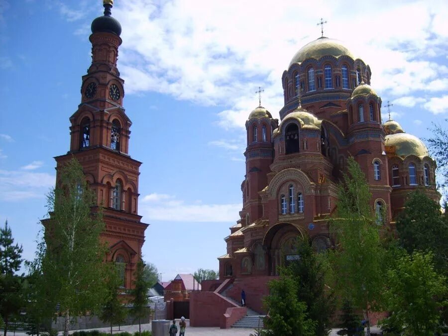 Оренбуржье места. Церковь в Саракташе Оренбургской области. Троицкая Церковь Оренбург. Свято-Троицкая обитель милосердия. Саракташ Оренбург.