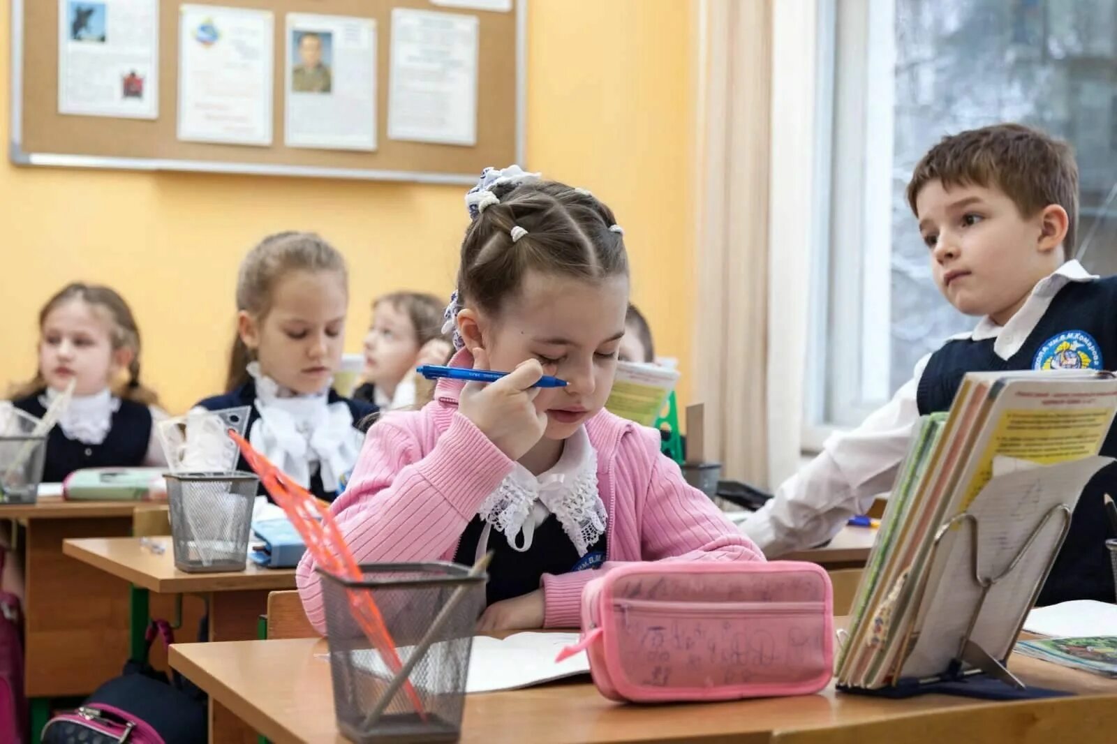 Урок в школе по русскому языку. Дети в школе русский язык. Дети на уроке русского. Урок в Российской школе. Урок рус 8 кл